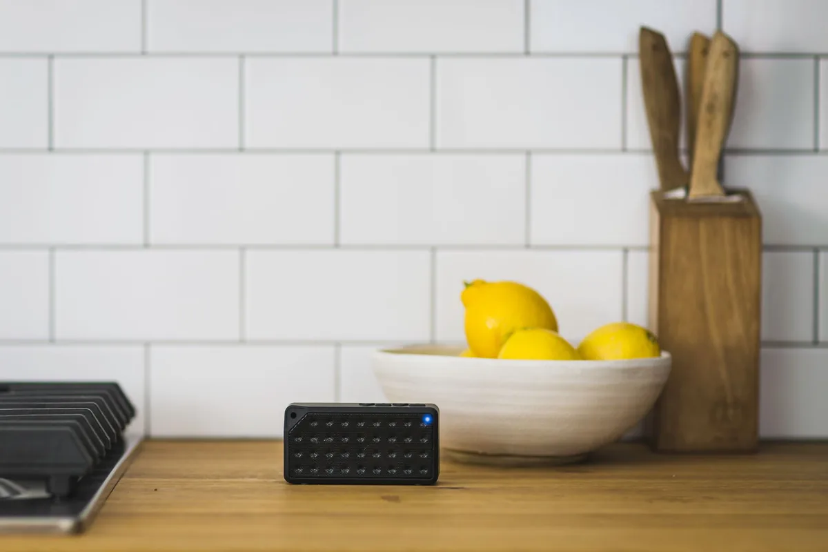 głośnik bezprzewodowy na drewnianym blacie w nowoczesnej kuchni — Amazon Echo Studio a zakres naszego serwisu — czym zajmujemy się zamiast