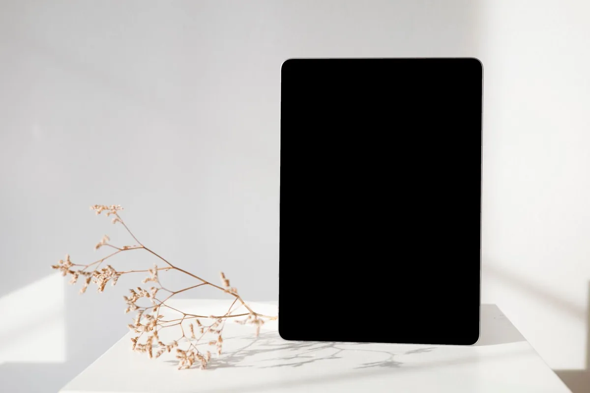 tablet na białej powierzchni obok suszonych roślin — Amazon Fire HD 10 w zgłoszeniu — jak odpowiadamy i co radzimy