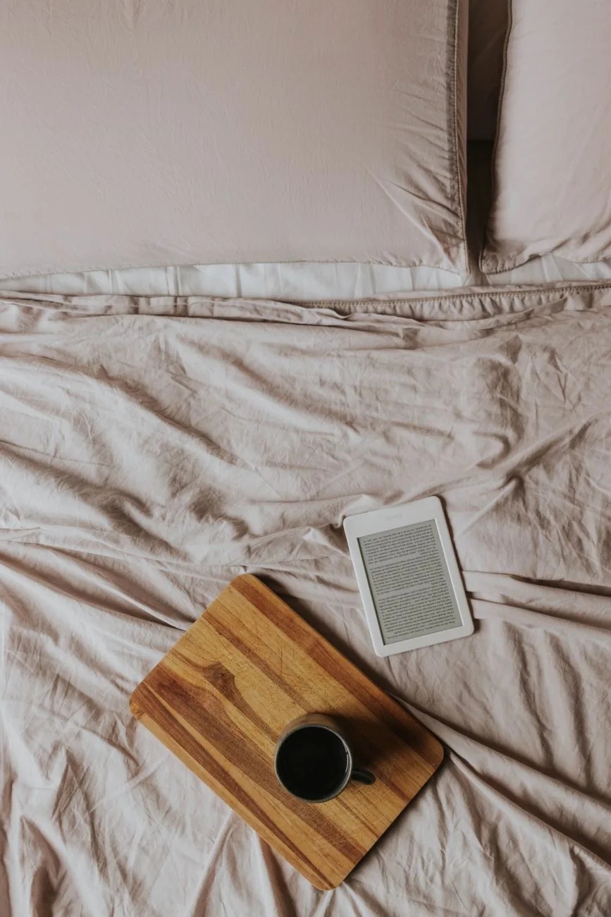czytnik e-booków Kindle i filiżanka kawy na drewnianej tacy — Amazon Kindle 10 — czego przy tym sprzęcie nie zrobimy