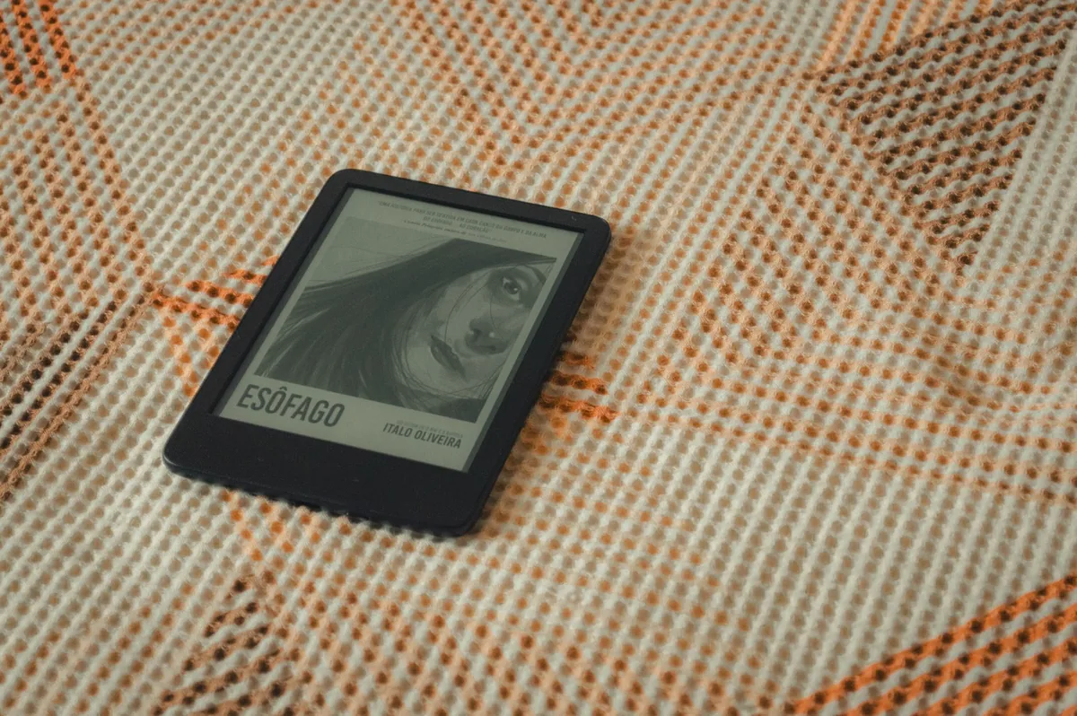 czytnik e-booków z okładką na miękkim kocu — Amazon Kindle 11 — czego przy tym sprzęcie nie zrobimy