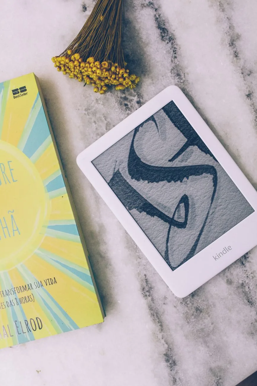czytnik Kindle z książką i kwiatami na marmurze — Amazon Kindle Keyboard — czego przy tym sprzęcie nie zrobimy
