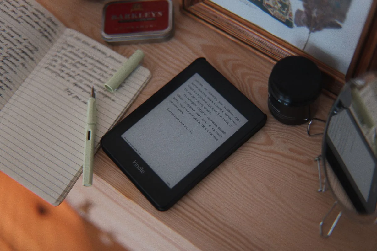 czytnik e-booków z notesem i długopisem na stole — Amazon Kindle Oasis 3 w zgłoszeniu — jak odpowiadamy i co radzimy