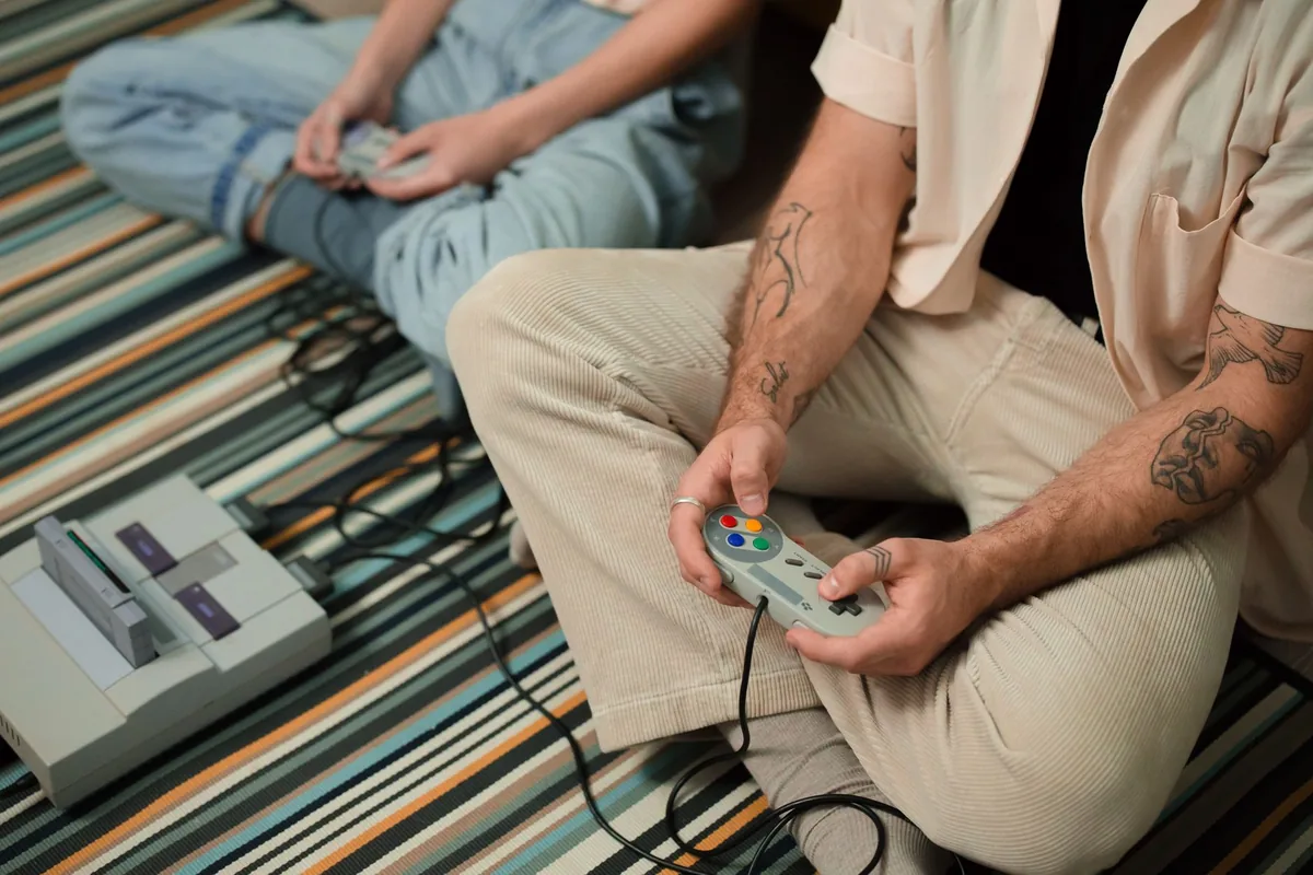 konsola retro podłączona na pasiastym dywanie w pokoju — Analogue Duo w zgłoszeniu — jak odpowiadamy i co radzimy