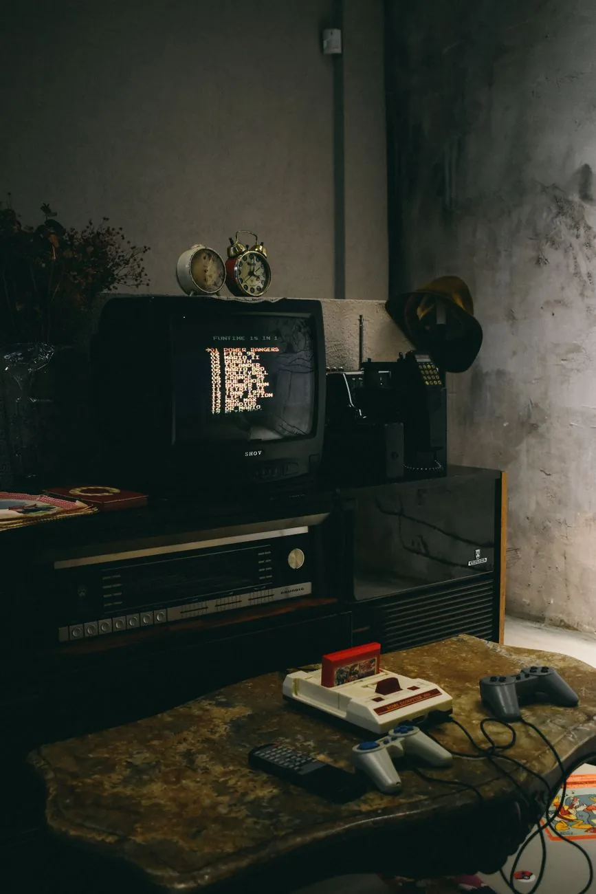 telewizor kineskopowy z konsolą i kontrolerami na stole — Analogue Pocket poza naszym warsztatem — gdzie szukać pomocy