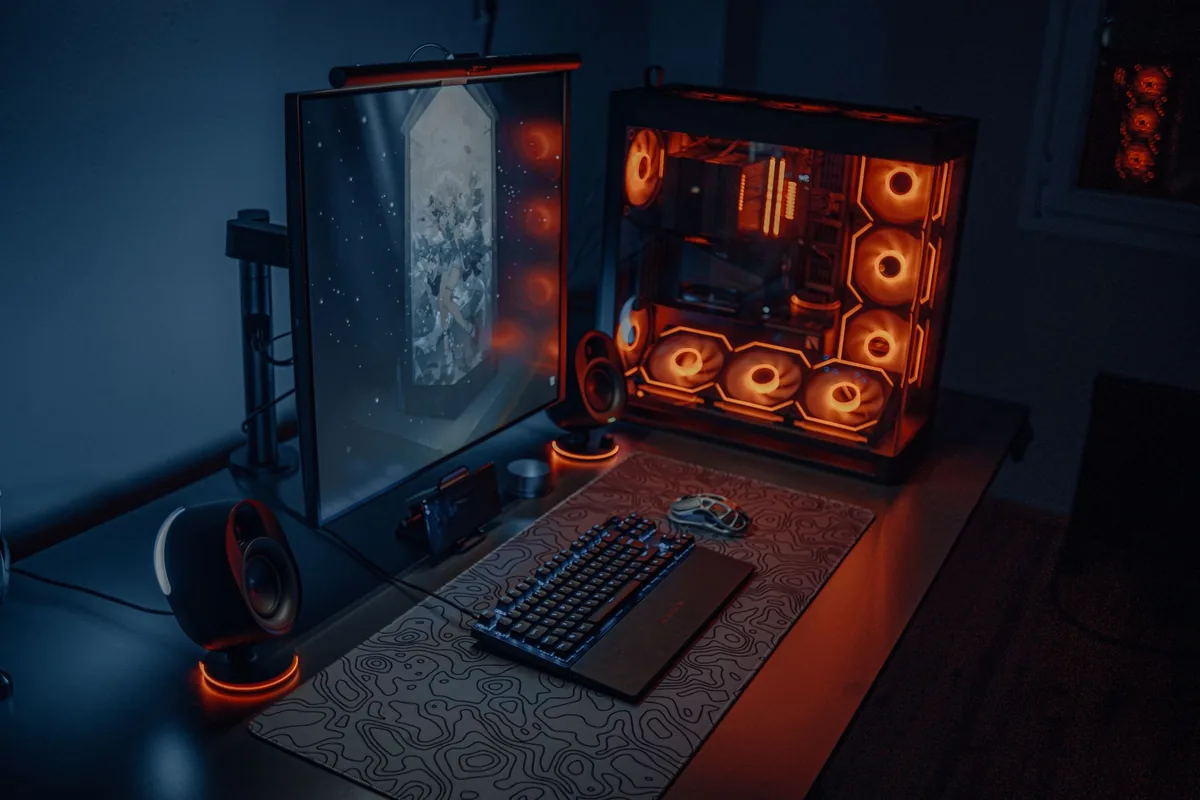 monitor dla graczy i podświetlany komputer na biurku z oświetleniem RGB — AOC Q27G2U poza naszym warsztatem — gdzie szukać pomocy