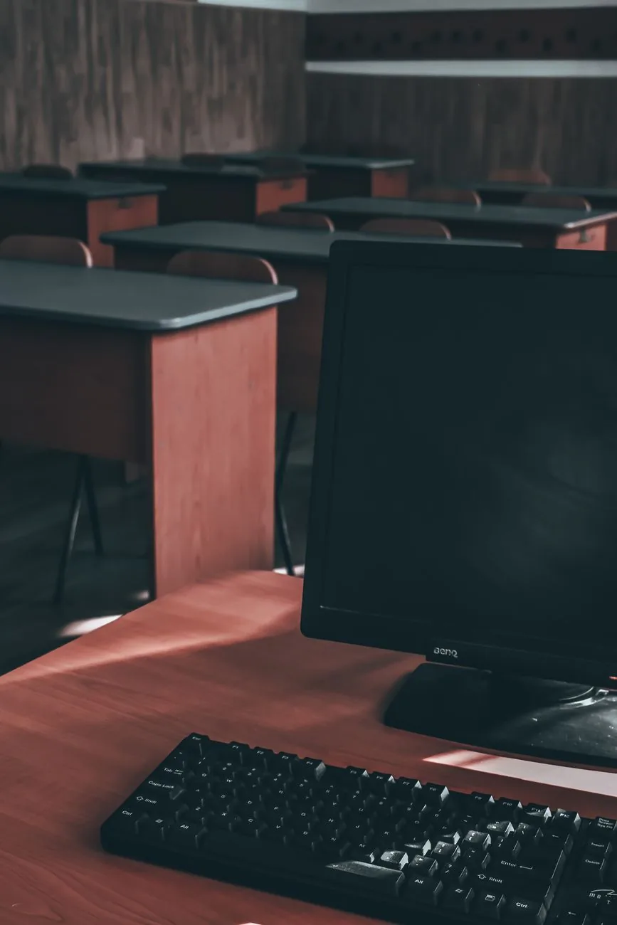 monitor komputerowy z czarnym ekranem i klawiatura na drewnianym stole — AOC U2790VQ poza naszym warsztatem — gdzie szukać pomocy