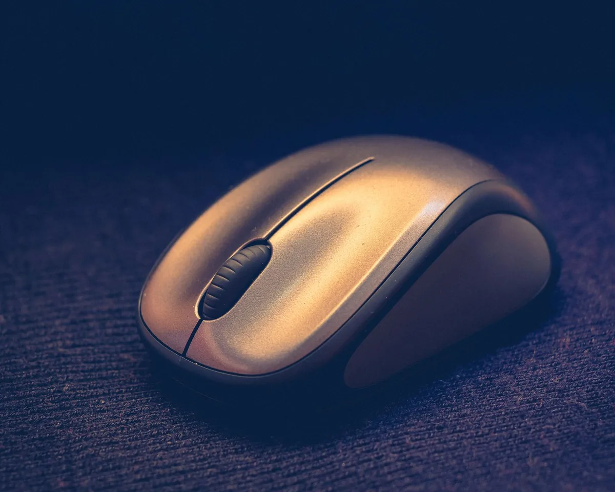 bezprzewodowa mysz komputerowa na teksturowanej powierzchni — Apple Magic Mouse — czego przy tym sprzęcie nie zrobimy