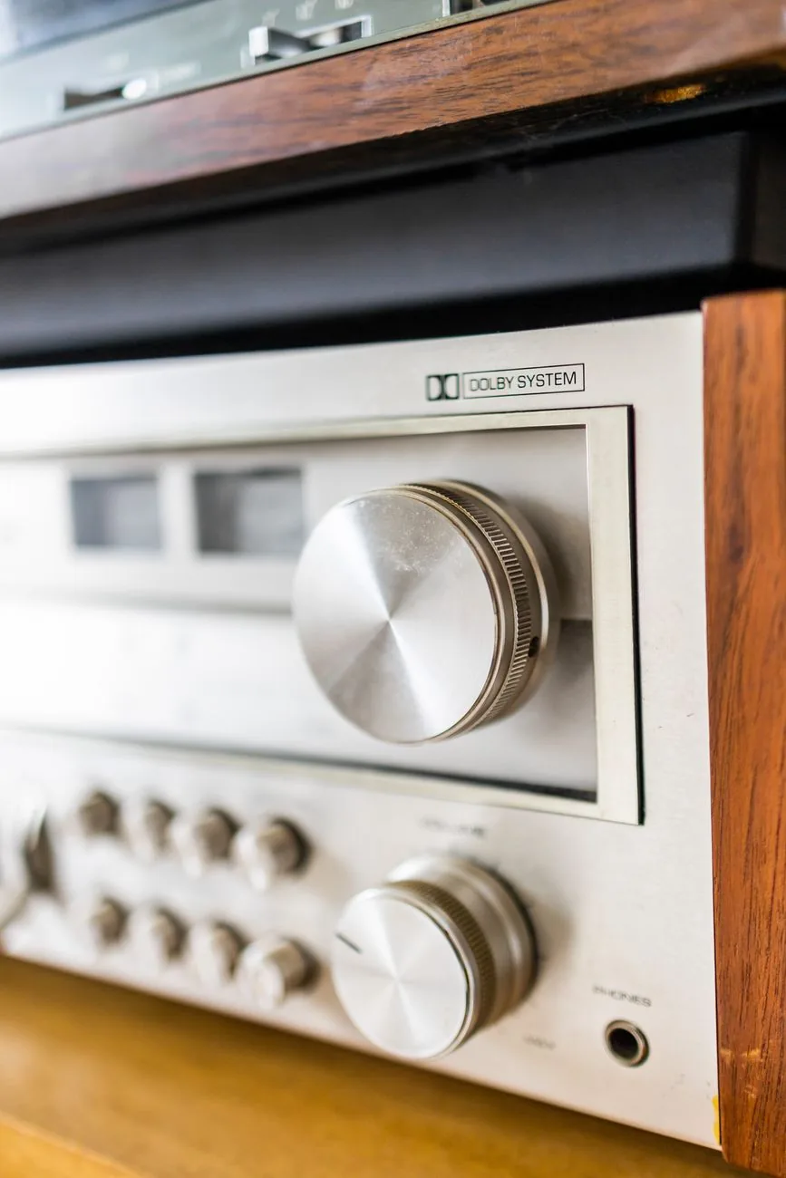wzmacniacz stereo z pokrętłami na drewnianym stole — Arcam SA10 a zakres naszego serwisu — czym zajmujemy się zamiast