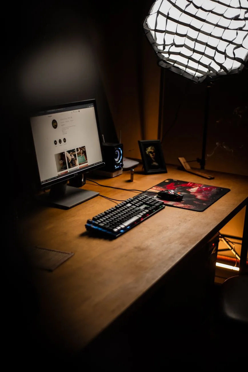 monitor, klawiatura i mysz na minimalistycznym biurku — ASUS ProArt PA278QV poza naszym warsztatem — gdzie szukać pomocy