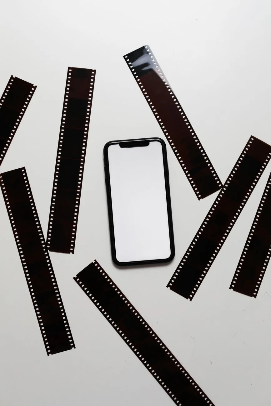 telefon komórkowy i paski kliszy na białym stole — ASUS ROG Phone 6 w zgłoszeniu — jak odpowiadamy i co radzimy