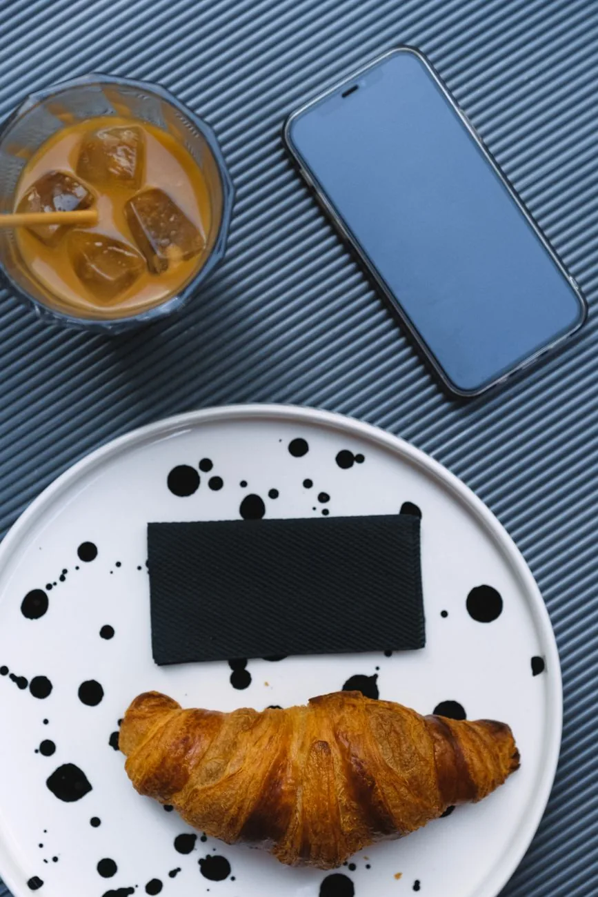 rogalik, mrożona kawa i smartfon na stole — ASUS ROG Phone 9 poza naszym warsztatem — gdzie szukać pomocy