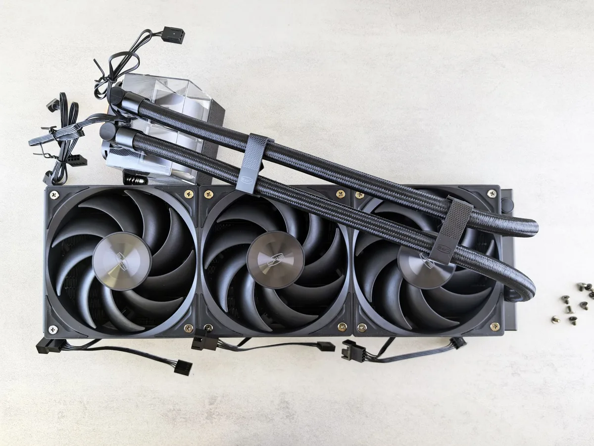 chłodzenie cieczą procesora z wentylatorami na jasnej powierzchni — ASUS ROG Strix LC II 280 poza naszym warsztatem — gdzie szukać pomocy