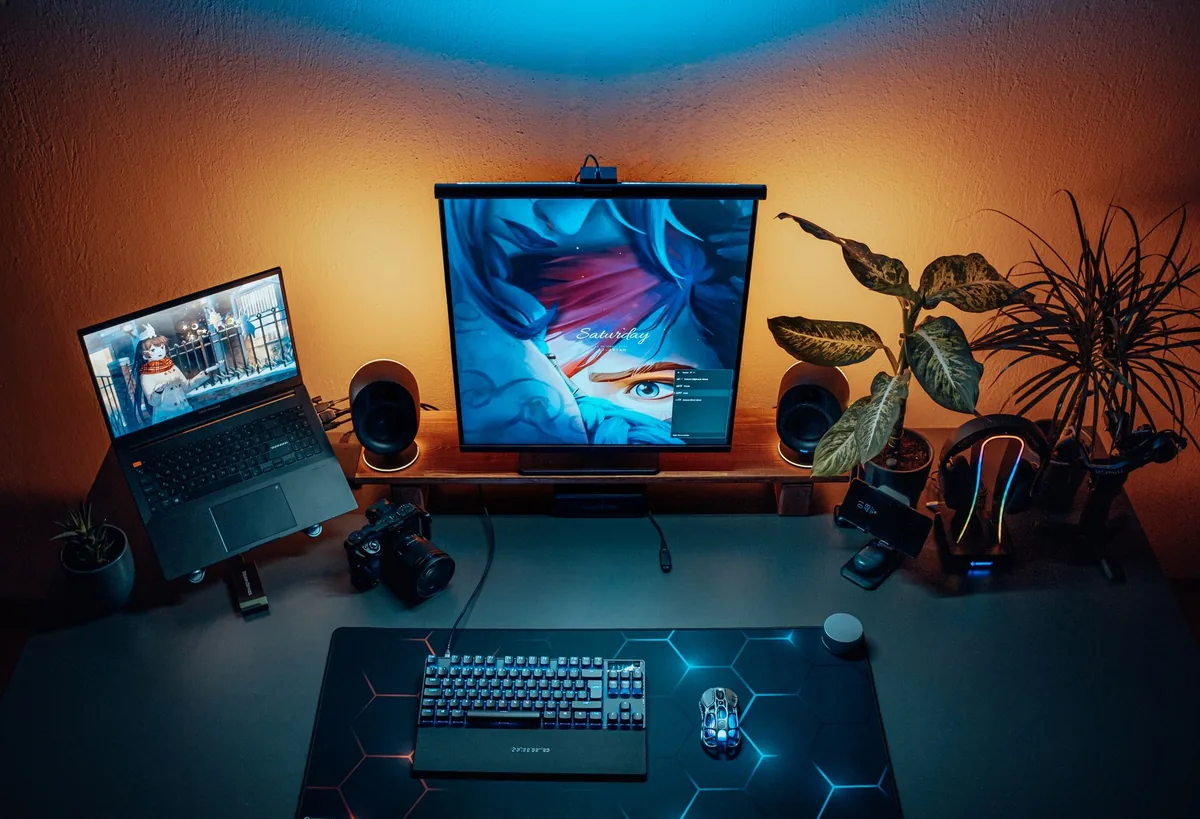 dwa ekrany, klawiatura i rośliny w delikatnym nastrojowym oświetleniu — ASUS ROG Strix XG32VC w zgłoszeniu — jak odpowiadamy i co radzimy