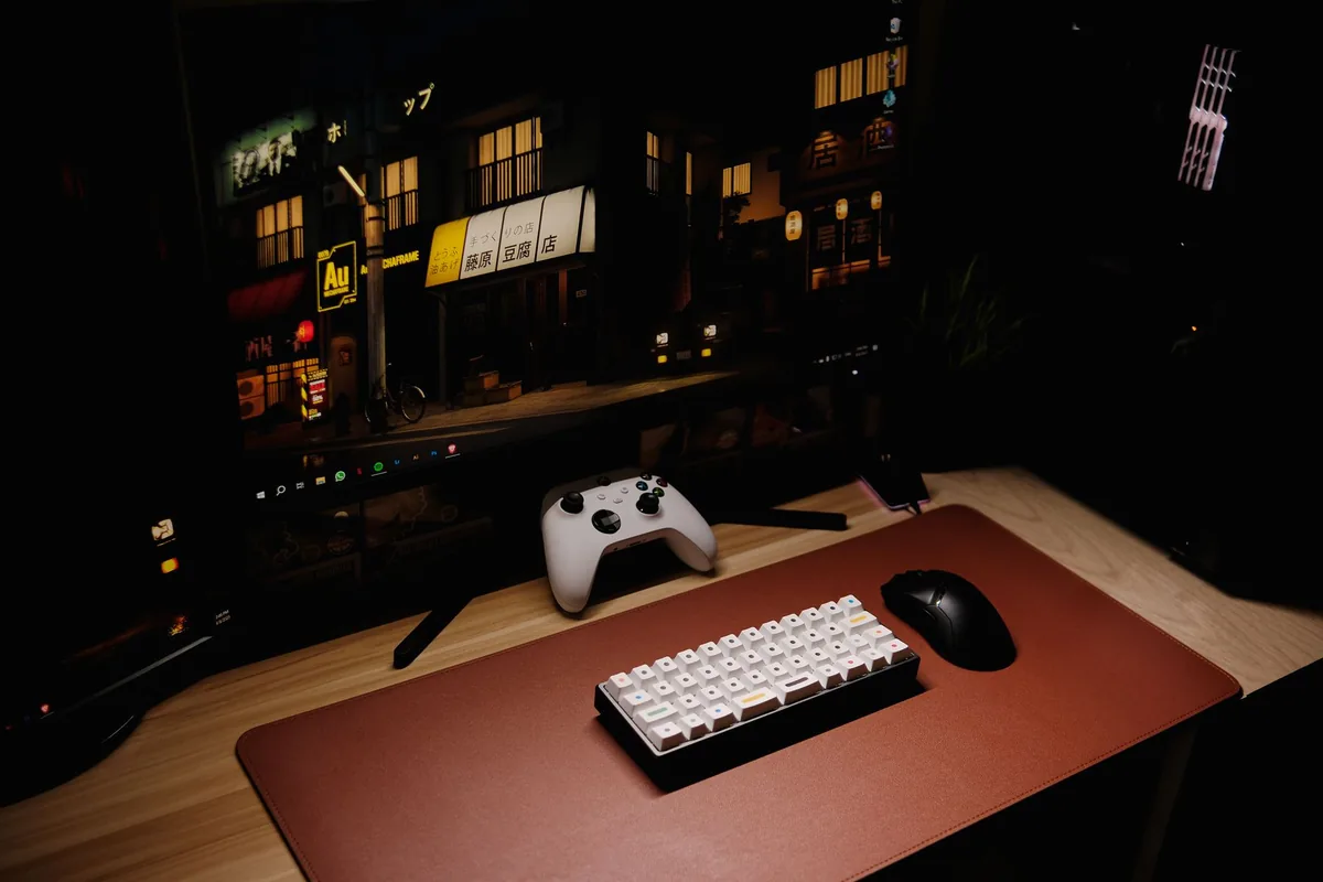 monitor dla graczy, klawiatura i kontroler na biurku nocą — ASUS ROG Swift OLED PG32UCDM w zgłoszeniu — jak odpowiadamy i co radzimy