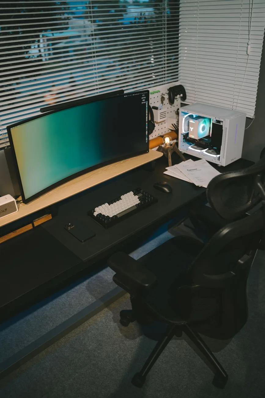 zakrzywiony monitor dla graczy i fotel ergonomiczny w domowym biurze — ASUS ROG Swift PG278Q a zakres naszego serwisu — czym zajmujemy się zamiast