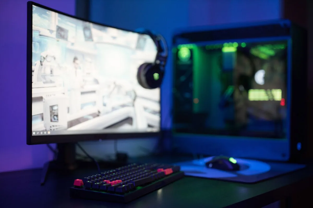 zakrzywiony monitor z klawiaturą RGB na stanowisku gracza — ASUS ROG Swift PG279QM poza naszym warsztatem — gdzie szukać pomocy
