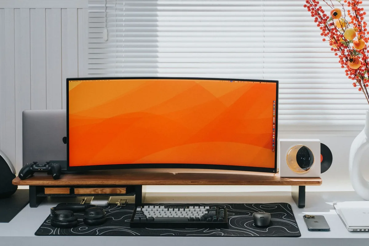 zakrzywiony monitor z klawiaturą na domowym biurku — ASUS ROG Swift PG27AQDM w zgłoszeniu — jak odpowiadamy i co radzimy