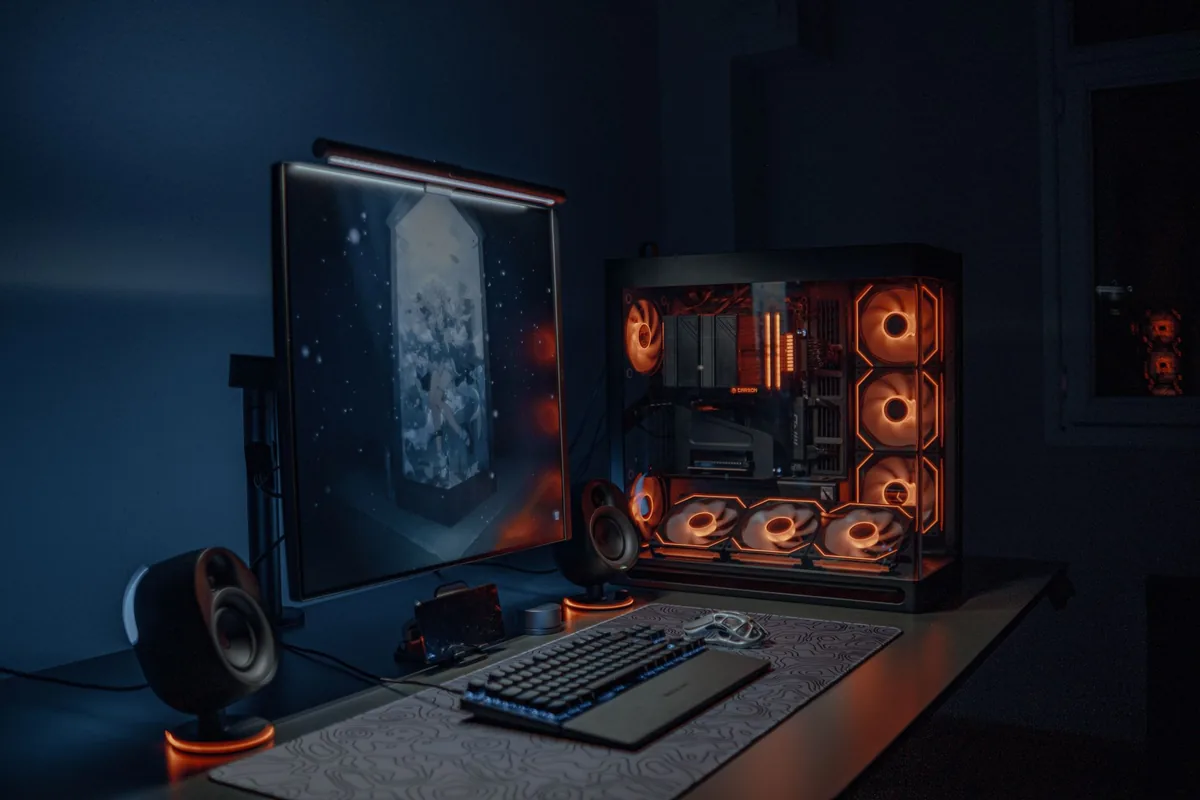 monitor dla graczy i podświetlany komputer w ciemnym pokoju — ASUS TUF Gaming VG249Q1A — czego przy tym sprzęcie nie zrobimy