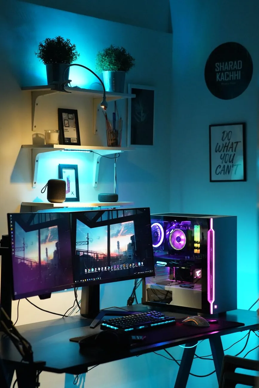 dwa monitory z podświetleniem RGB na biurku — ASUS TUF Gaming VG259QM a zakres naszego serwisu — czym zajmujemy się zamiast