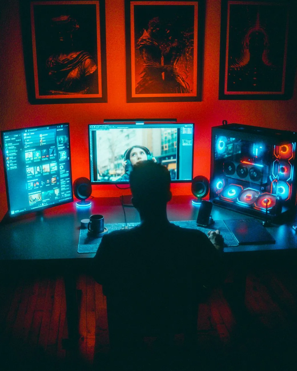 dwa monitory z wielokolorowym podświetleniem RGB na biurku gracza — ASUS TUF Gaming VG27AQ a zakres naszego serwisu — czym zajmujemy się zamiast