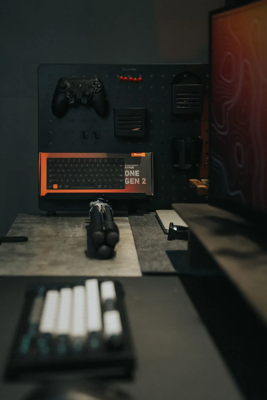 monitor dla graczy, kontrolery i klawiatura na biurku gamingowym — ASUS TUF Gaming VG28UQL1A w zgłoszeniu — jak odpowiadamy i co radzimy
