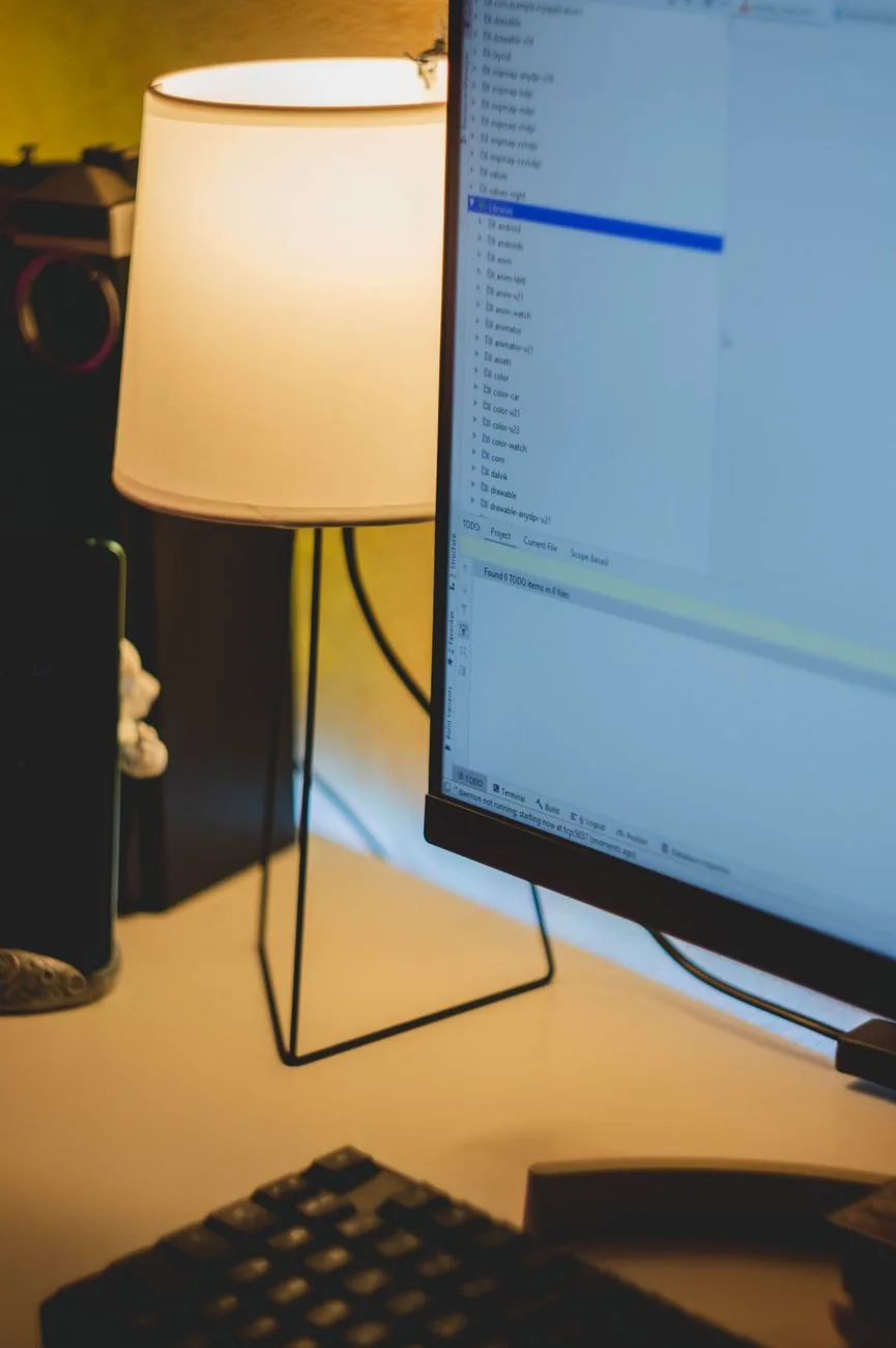monitor komputerowy obok zapalonej lampki na schludnym biurku — ASUS VA27DQSB — czego przy tym sprzęcie nie zrobimy