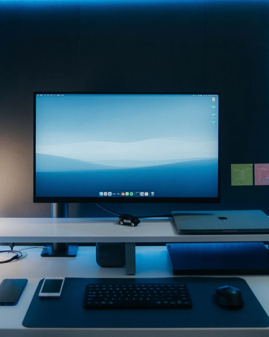 szeroki monitor z klawiaturą na minimalistycznym stanowisku pracy — ASUS VS247HR w zgłoszeniu — jak odpowiadamy i co radzimy