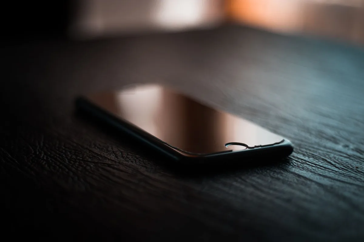 telefon komórkowy na ciemnym drewnianym stole — ASUS Zenfone 11 Ultra — czego przy tym sprzęcie nie zrobimy
