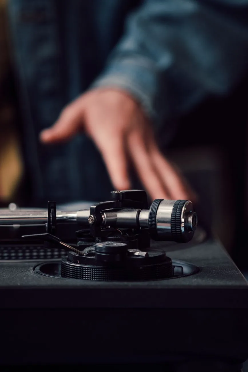 dłoń nad gramofonem podczas miksowania muzyki — Audio-Technica AT-LP120XUSB — czego przy tym sprzęcie nie zrobimy