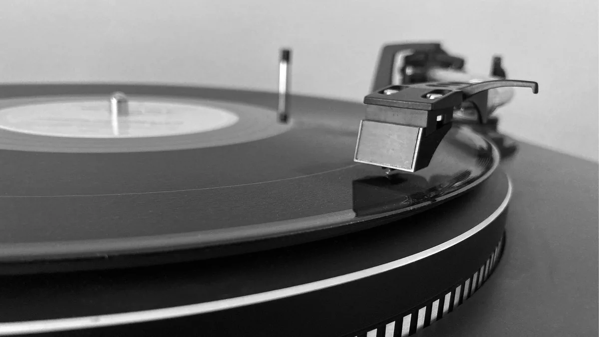 czarno-białe ujęcie płyty winylowej na gramofonie — Audio-Technica AT-LP140XP poza naszym warsztatem — gdzie szukać pomocy