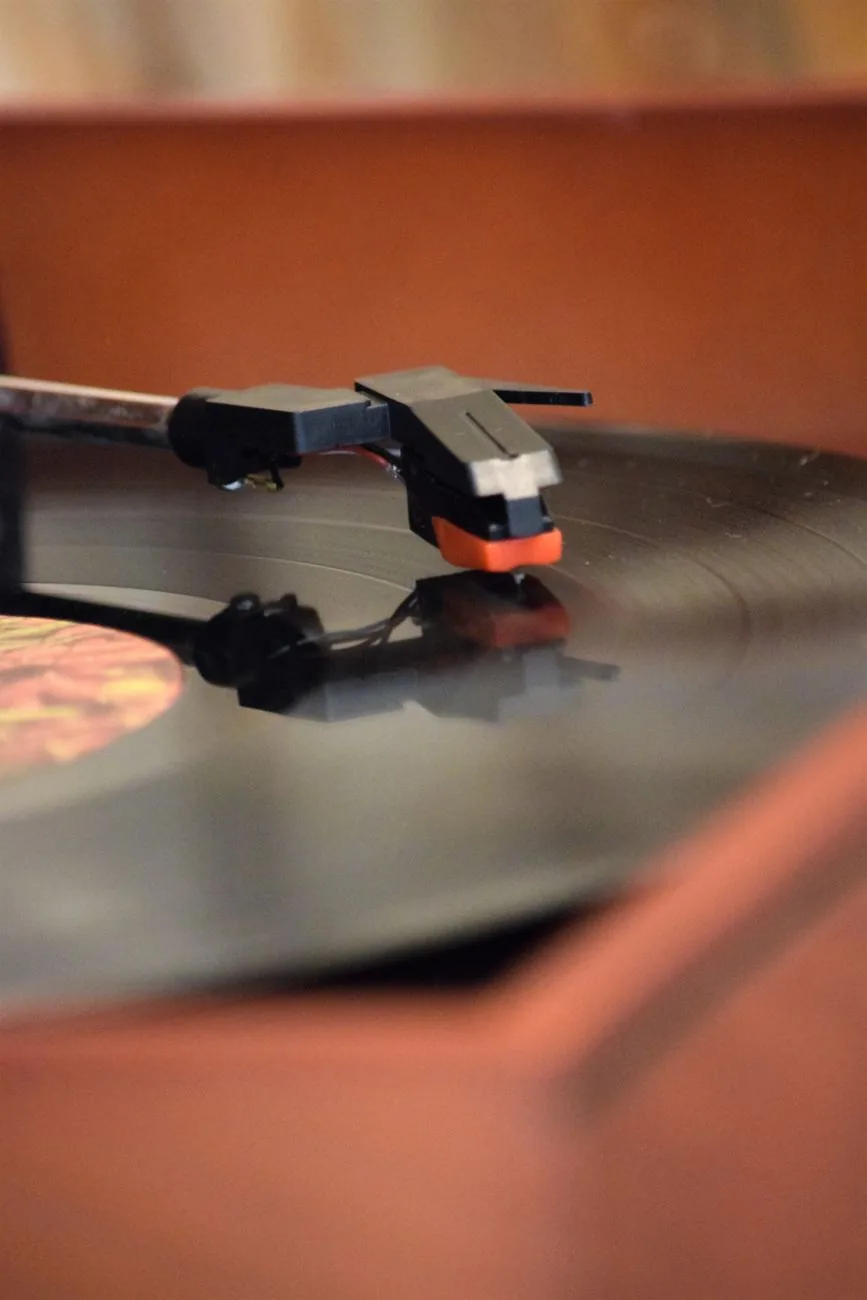 ramię gramofonu z igłą na czarnej płycie winylowej — Audio-Technica AT-LP5x poza naszym warsztatem — gdzie szukać pomocy