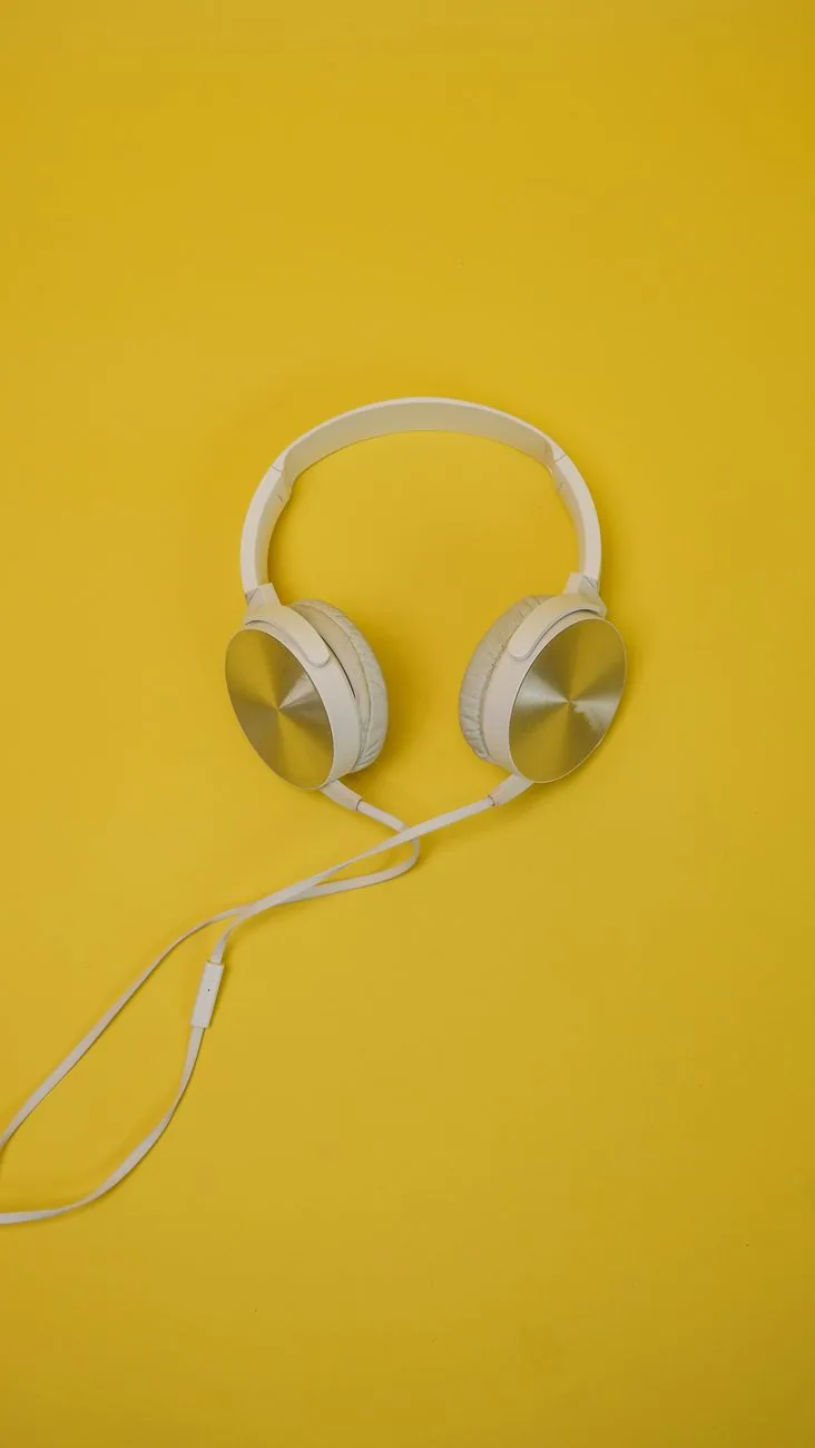 słuchawki nauszne na jaskrawożółtej powierzchni — Audio-Technica ATH-G1 a zakres naszego serwisu — czym zajmujemy się zamiast
