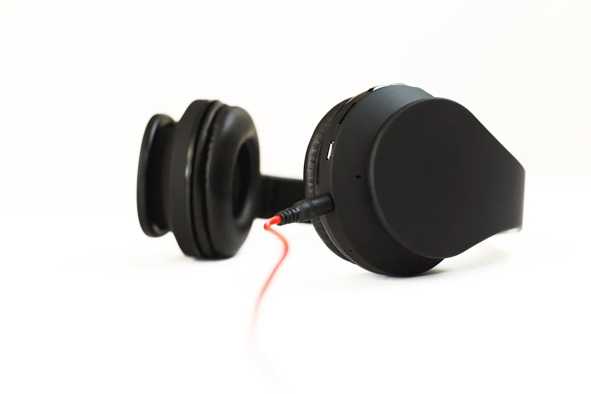 czarne słuchawki nausznice na stole — Audio-Technica ATR2100x-USB w zgłoszeniu — jak odpowiadamy i co radzimy