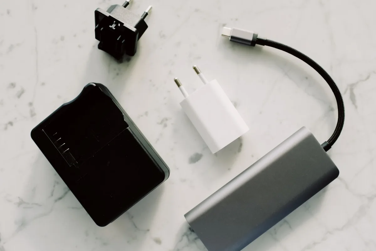 adaptery i kable USB na marmurowym blacie — Baseus 17-in-1 w zgłoszeniu — jak odpowiadamy i co radzimy