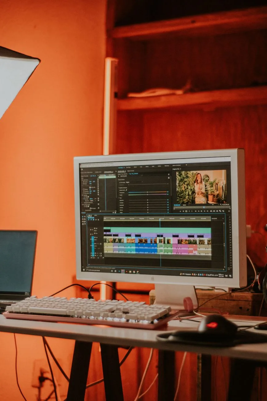 monitor komputerowy na stanowisku do montażu wideo — BenQ EW2780 poza naszym warsztatem — gdzie szukać pomocy