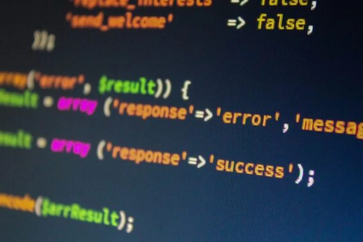 Zbliżenie kodu PHP na ekranie monitora