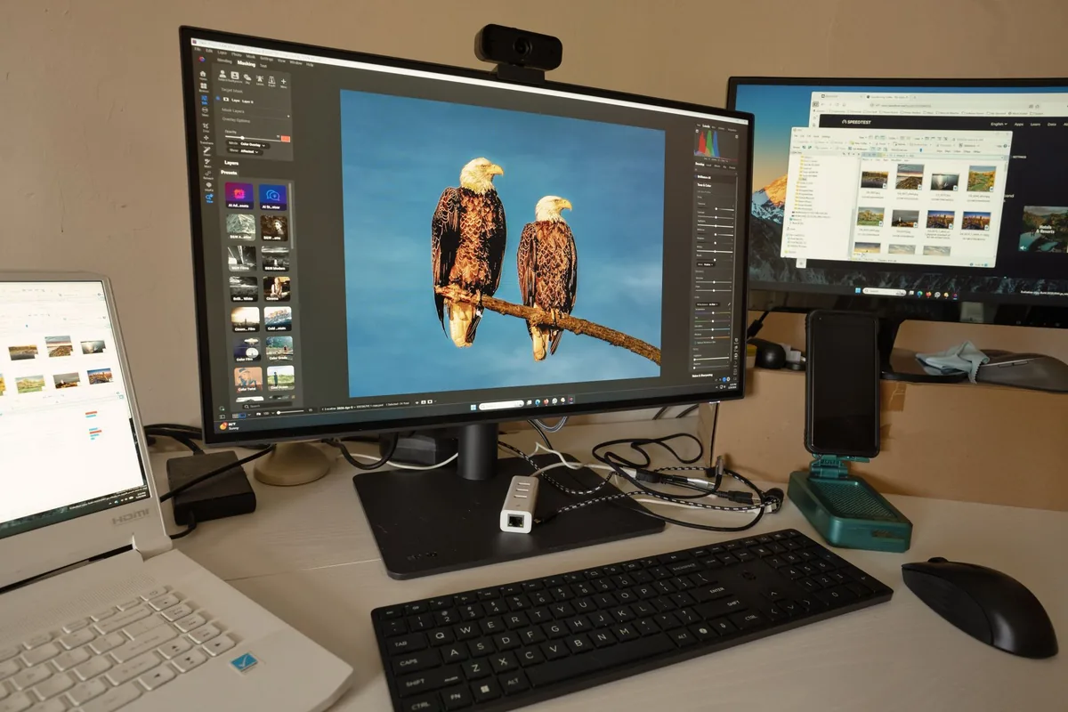 monitory z edytorem zdjęć obok klawiatury na biurku — BenQ GW2785TC — czego przy tym sprzęcie nie zrobimy