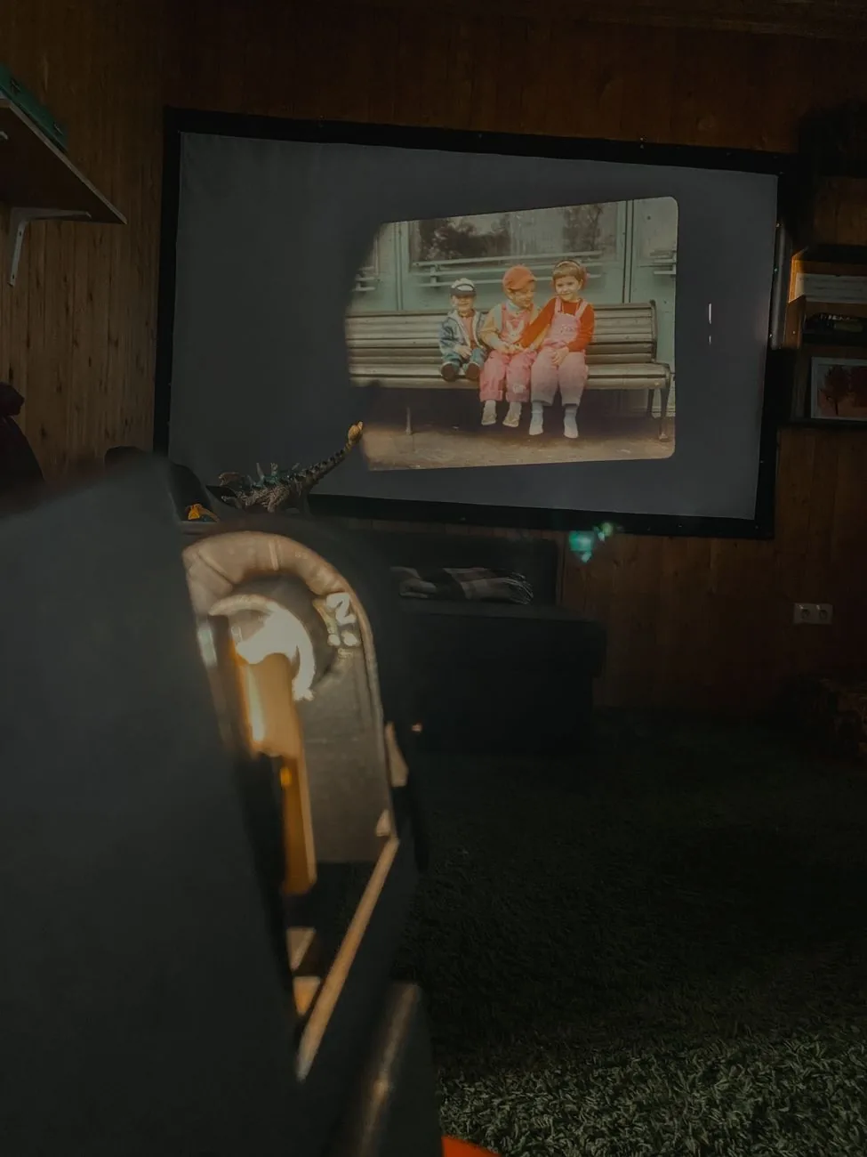 zabytkowy projektor filmowy stojący w pokoju — BenQ MH560 w zgłoszeniu — jak odpowiadamy i co radzimy