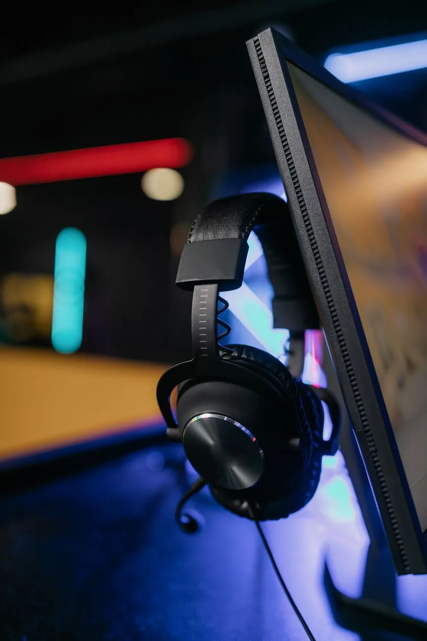 słuchawki dla graczy zawieszone na podświetlanym monitorze — BenQ MOBIUZ EX3210U poza naszym warsztatem — gdzie szukać pomocy