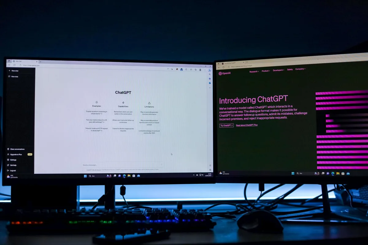 dwa monitory z aplikacją czatu na biurku — BenQ PD3220U — czego przy tym sprzęcie nie zrobimy