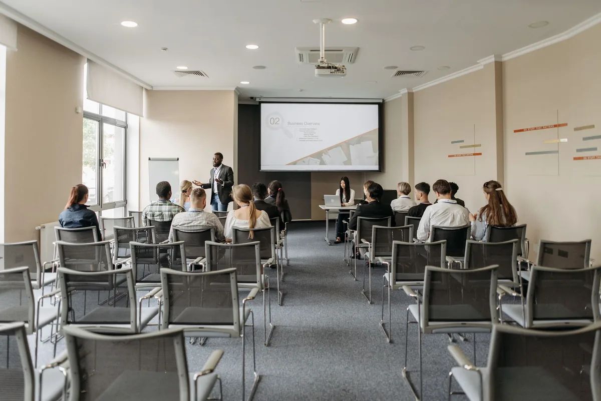 projektor w nowoczesnej sali konferencyjnej podczas prezentacji biznesowej — BenQ W4000i — czego przy tym sprzęcie nie zrobimy