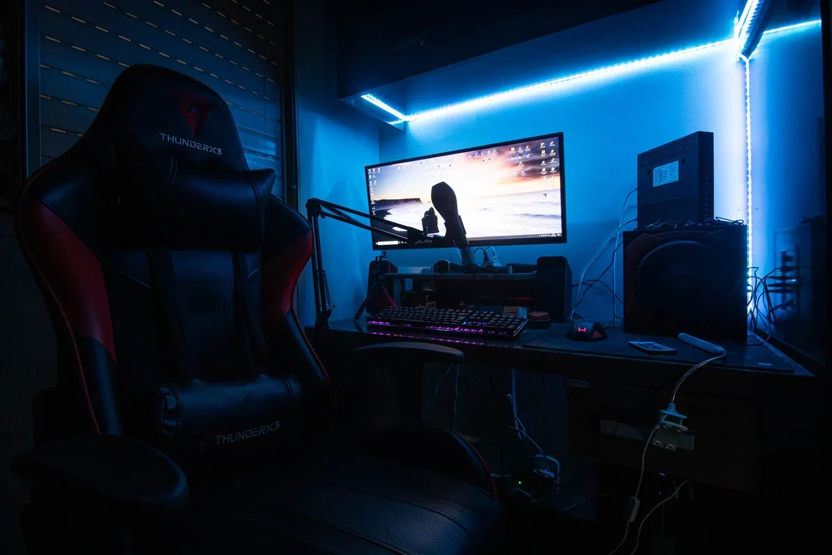 monitor dla graczy z fotelem gamingowym i podświetleniem LED — BenQ ZOWIE XL2411K — czego przy tym sprzęcie nie zrobimy
