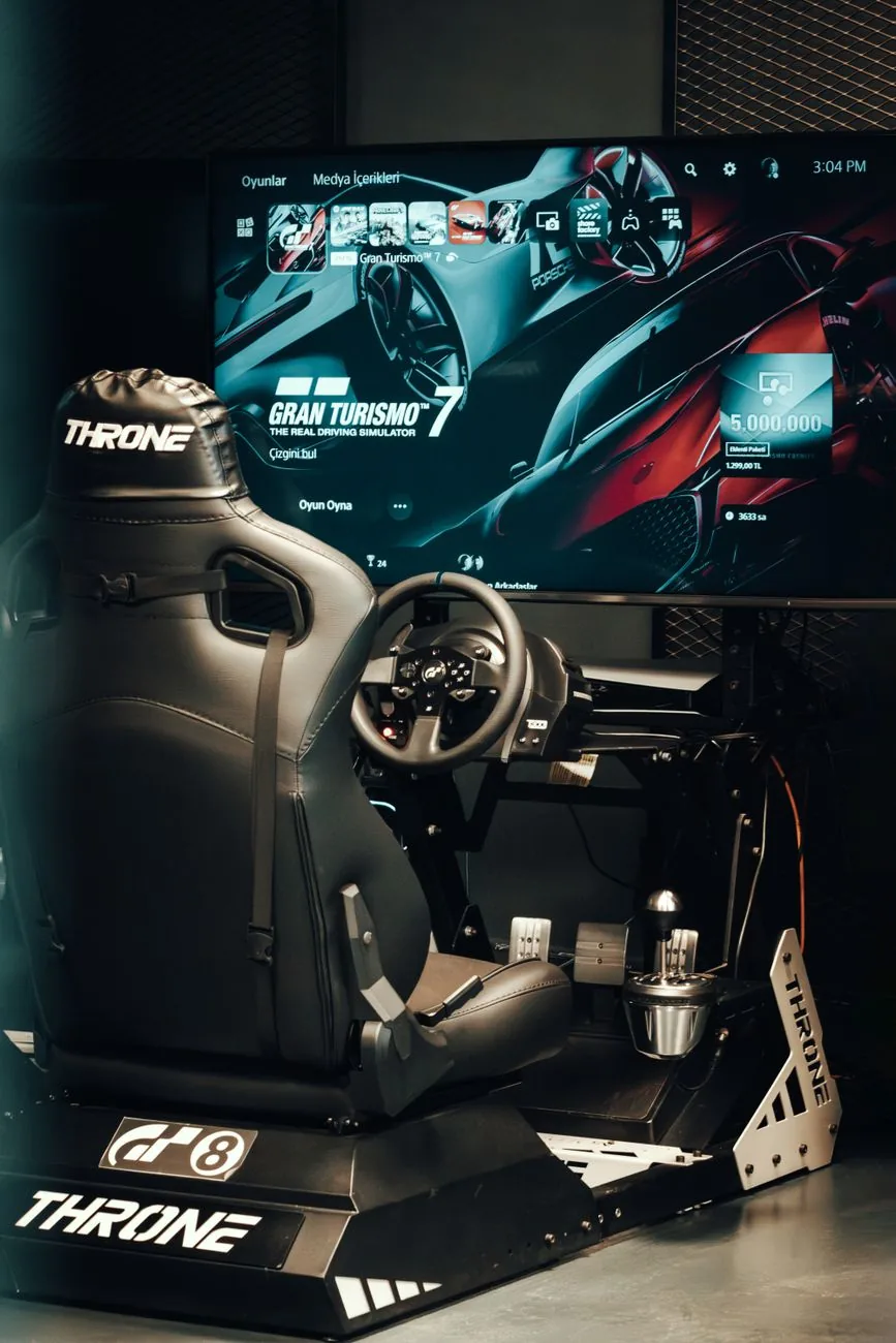 stanowisko gamingowe z fotelem wyścigowym i ekranem — BenQ ZOWIE XL2411P w zgłoszeniu — jak odpowiadamy i co radzimy