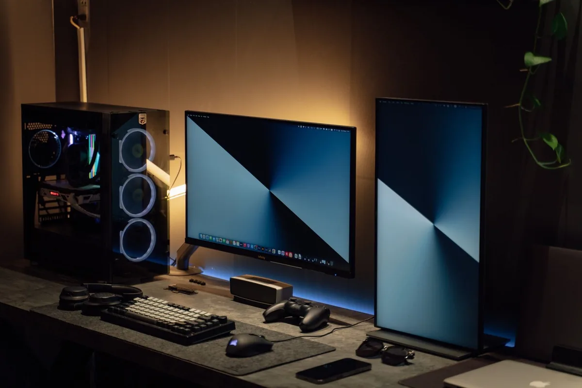 dwa monitory komputerowe na biurku w przyciemnionym pokoju — BenQ ZOWIE XL2546K poza naszym warsztatem — gdzie szukać pomocy