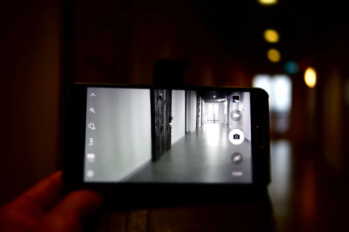telefon komórkowy skierowany na pusty korytarz budynku — Blackview BV9200 w zgłoszeniu — jak odpowiadamy i co radzimy