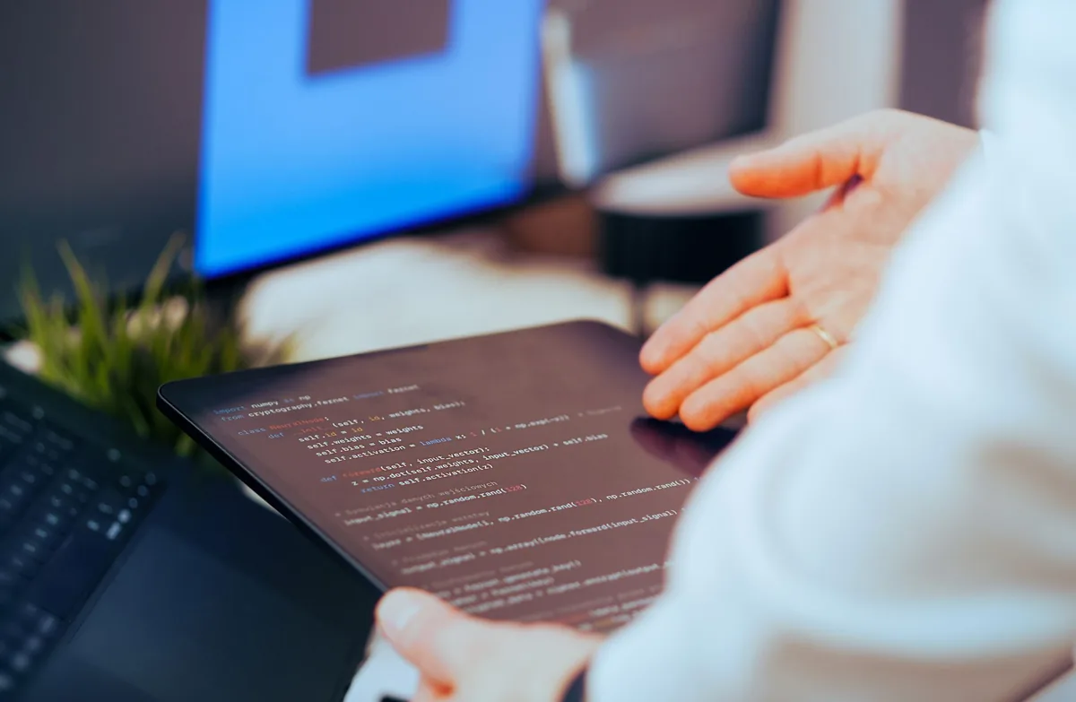tablet z kodem programu w nowoczesnym biurze — Blackview Tab 15 w zgłoszeniu — jak odpowiadamy i co radzimy