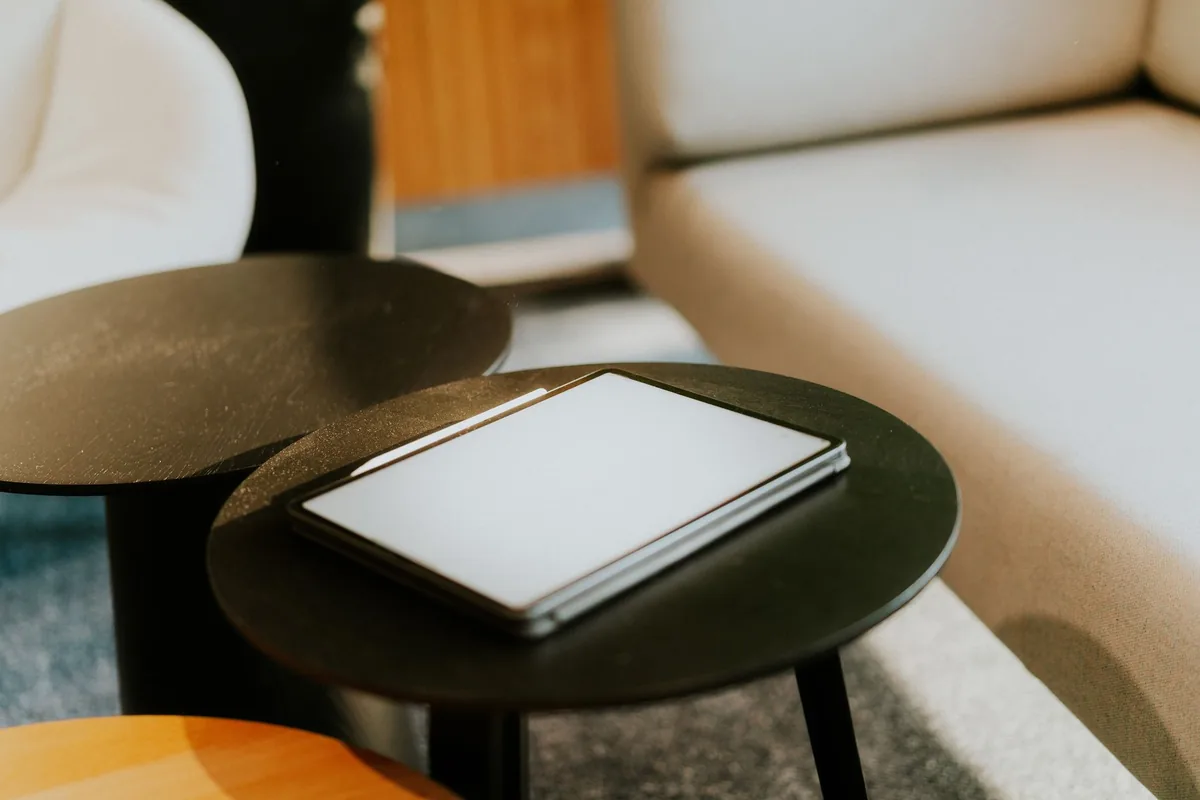 tablet na czarnym stoliku obok kanapy — Blackview Tab 18 w zgłoszeniu — jak odpowiadamy i co radzimy