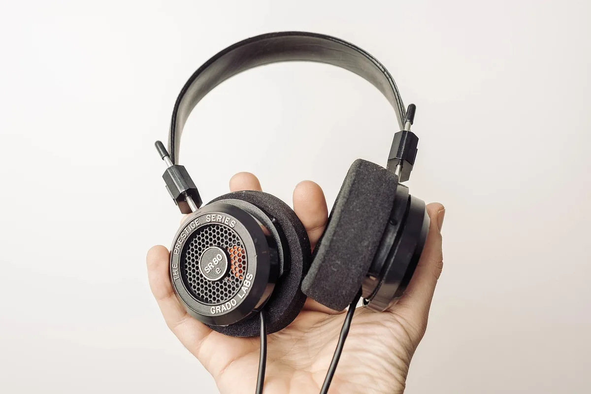 czarny zestaw słuchawkowy trzymany w dłoni — Blue Yeti X w zgłoszeniu — jak odpowiadamy i co radzimy