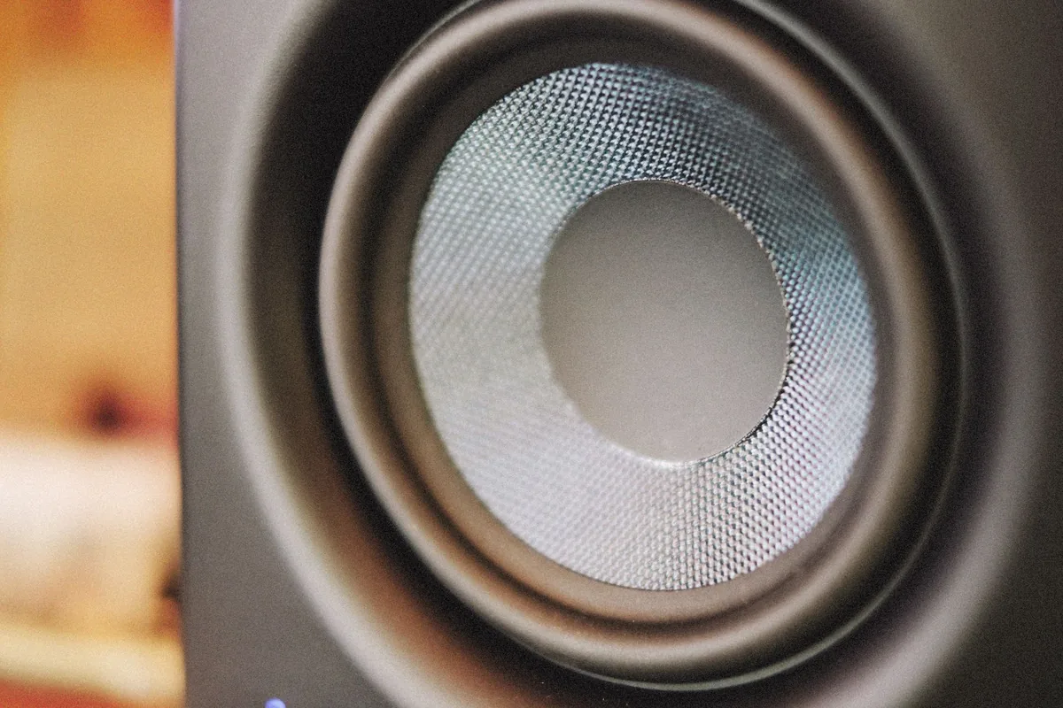 membrana nowoczesnego głośnika audio w zbliżeniu — Bowers &amp; Wilkins 603 S3 poza naszym warsztatem — gdzie szukać pomocy