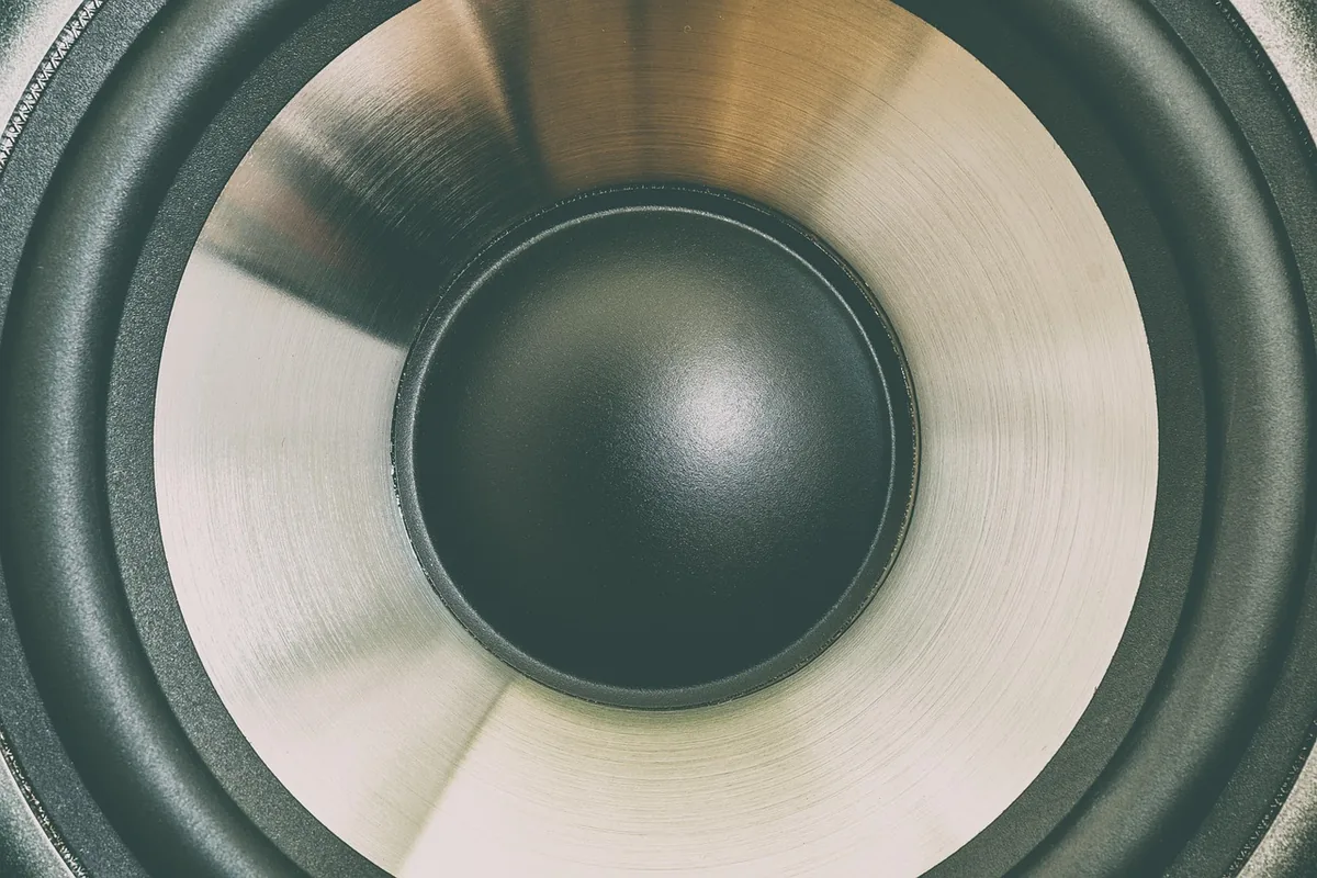 kolumna głośnikowa stereo w obudowie — Bowers &amp; Wilkins 606 S2 a zakres naszego serwisu — czym zajmujemy się zamiast